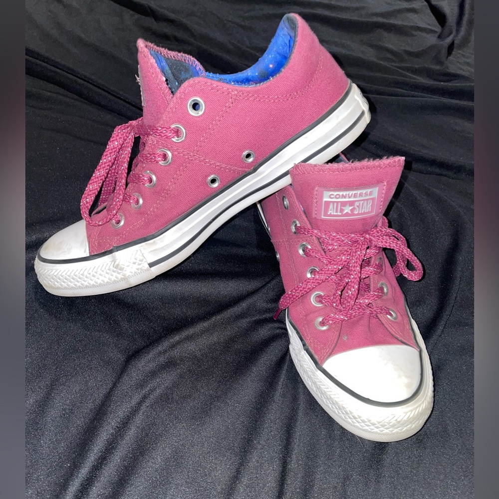 Converse Tennis shoes Size 7, maroon purple color.